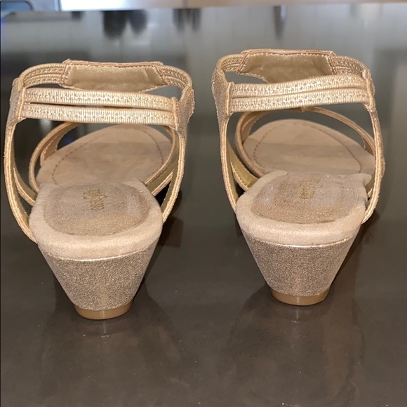 New woman’s east 5th sandals with small wedge - Picture 6 of 16